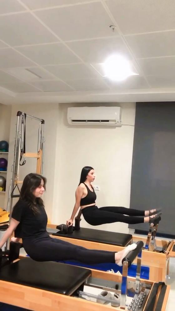Stüdyoda eşlikli reformer çalışması